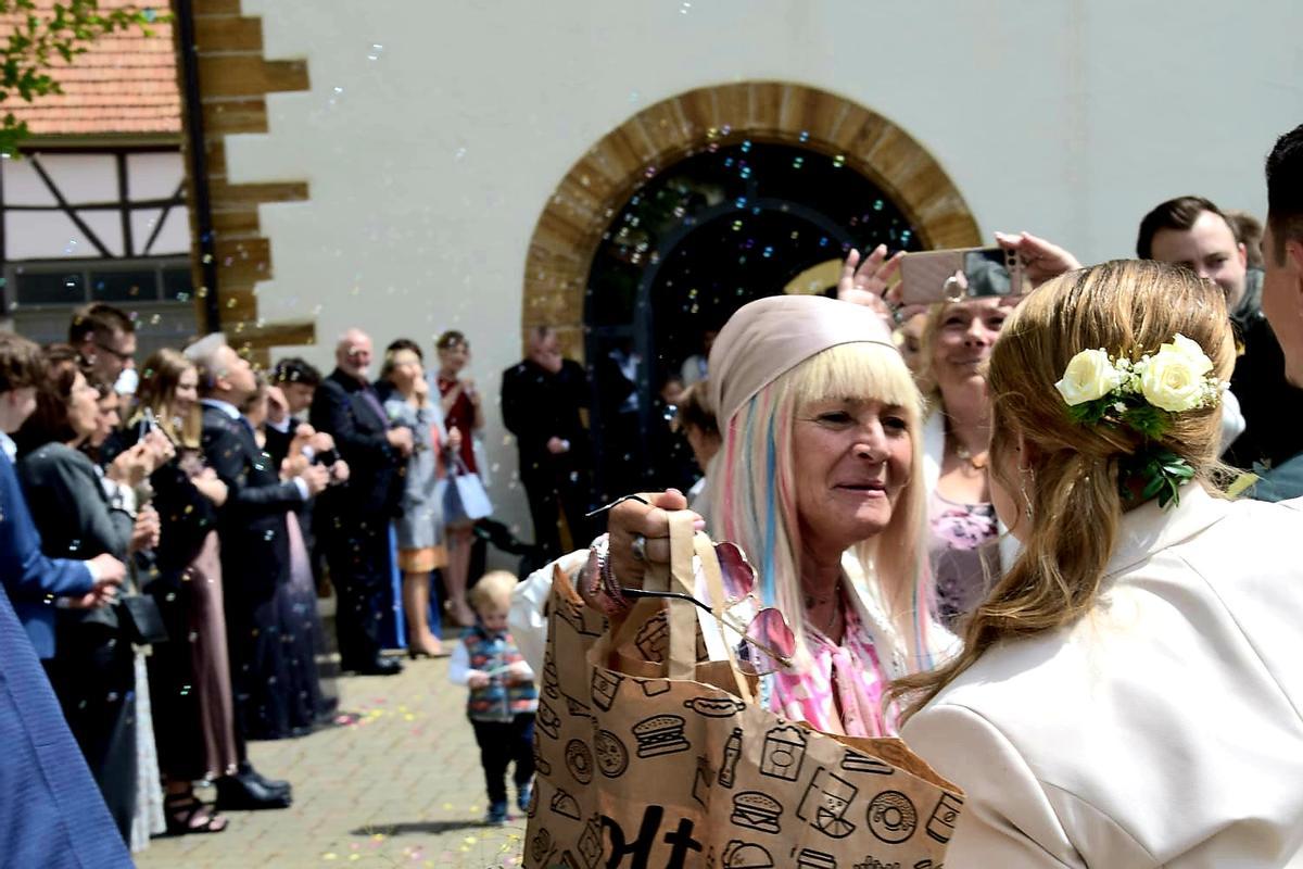 Kathrin Mermi-Schmelz beglückwünscht ihre Tochter Jessi.