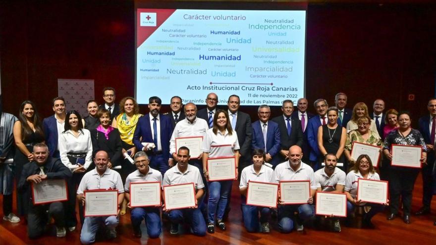 Cruz Roja en Canarias condecora la labor de 26 personas y entidades - La  Provincia