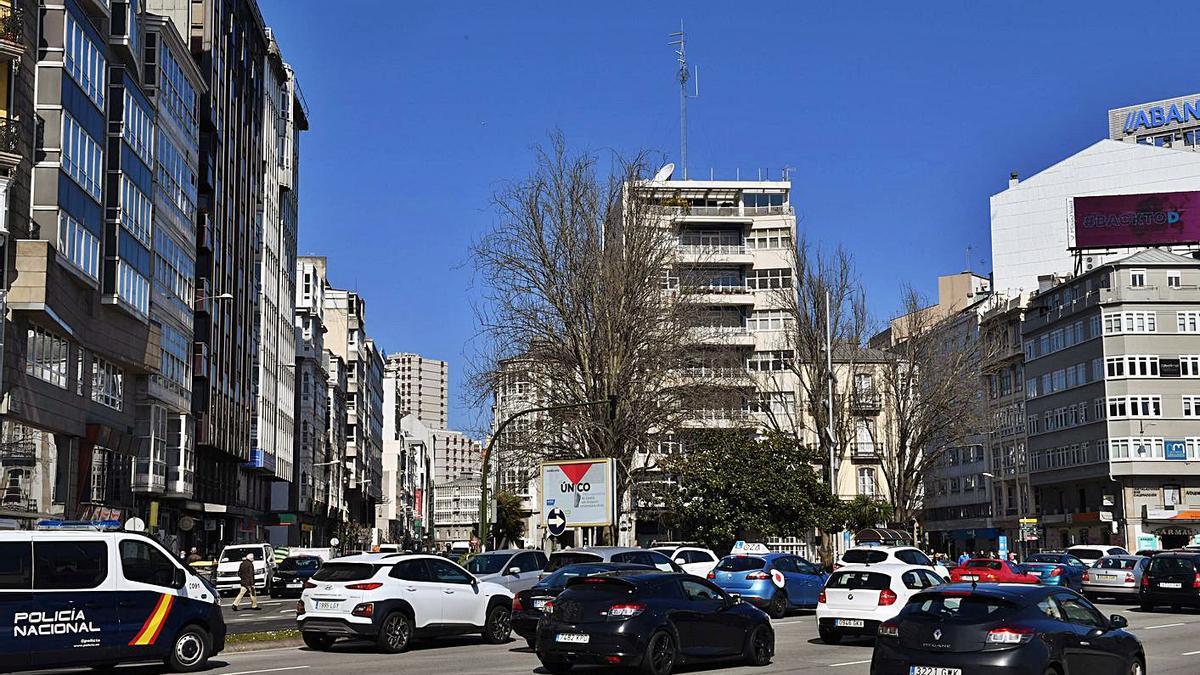 Plaza de Ourense, uno de los puntos de mayor densidad de tráfico de A Coruña.   | // VÍCTOR ECHAVE