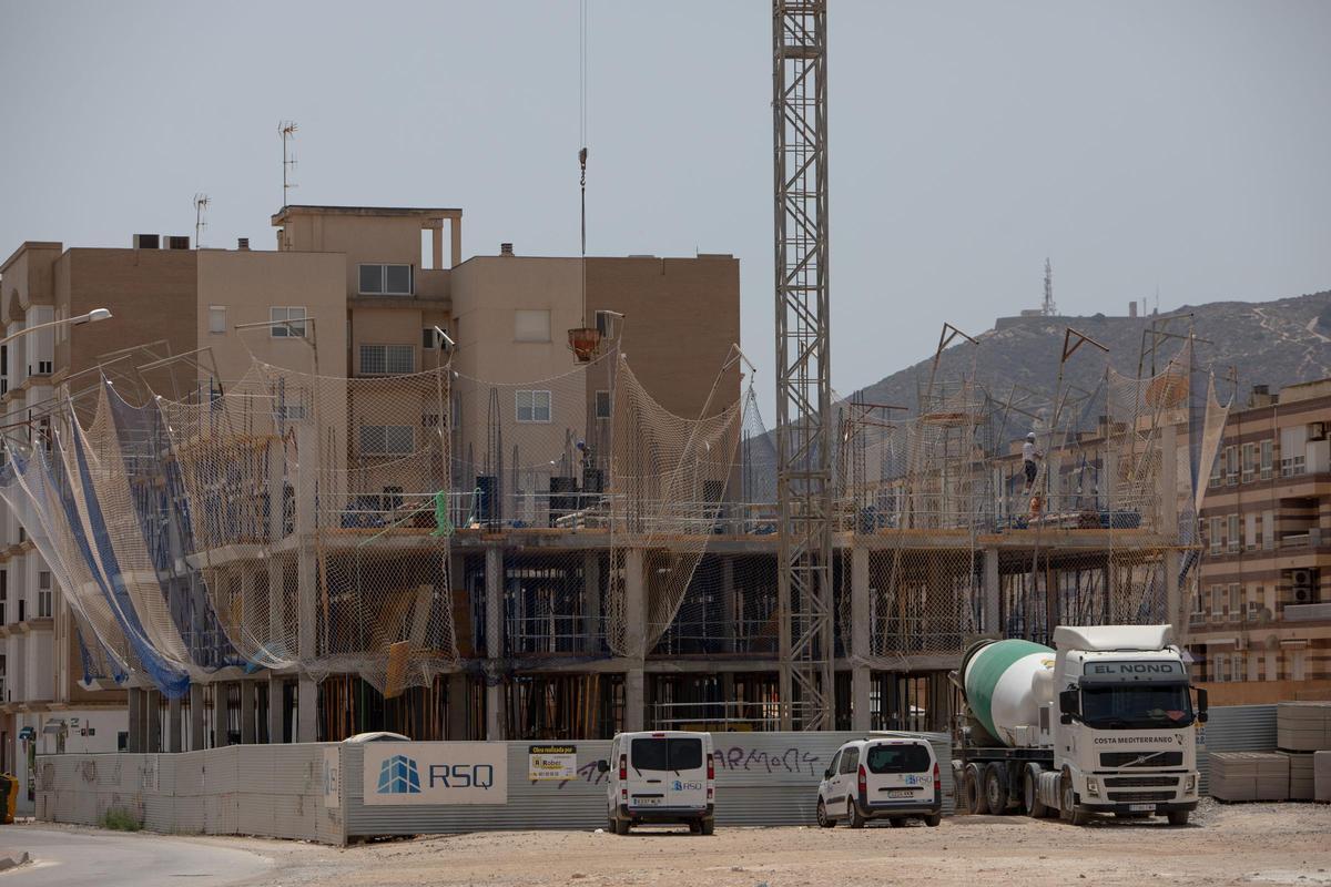 Un bloque de viviendas en construcción en la ciudad de Cartagena.