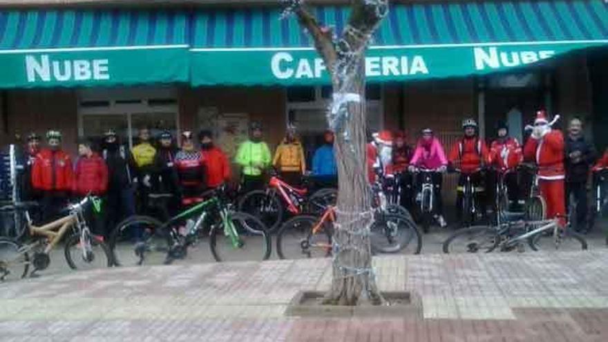 Participantes en la marcha ciclista de San Cristóbal.