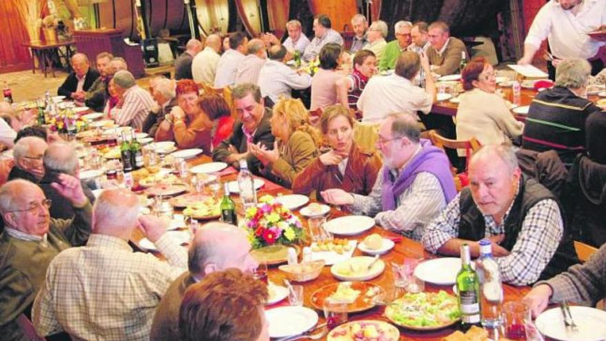 Emilio Goñi Menéndez, ayer, en el llagar El Trole, con sus compañeros detrás.