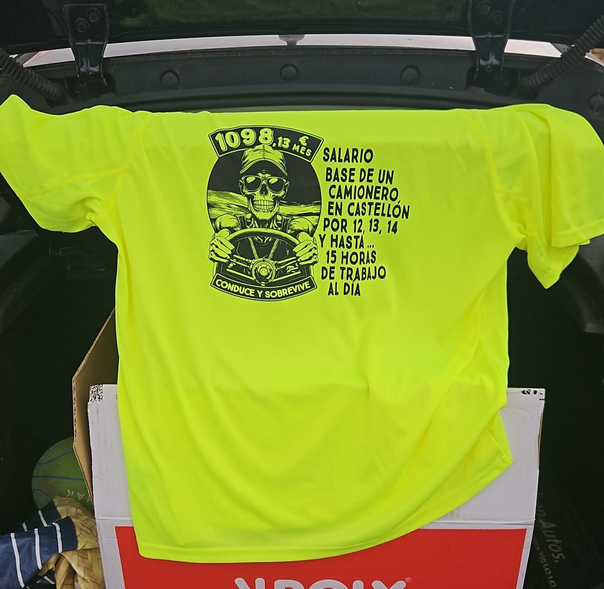 Los camioneros de Castellón han hecho camisetas para quejarse de los bajos sueldos.