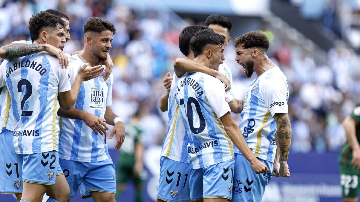 Larrubia y Dani Sánchez celebran un gol en el Málaga CF junto a otros compañeros.