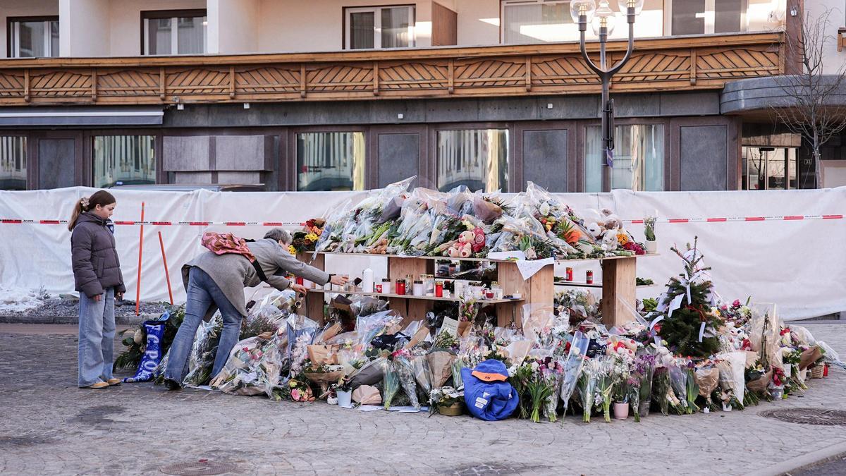 Cientos de personas asisten a la misa y procesión por las víctimas del incendio de Nochevieja en Crans-Montana, Suiza