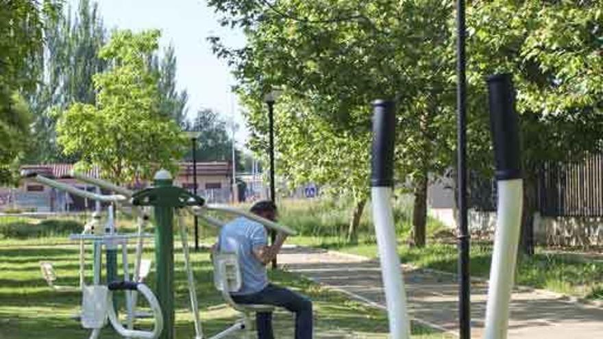 Un hombre hace ejercicio en el circuito del Prado de las Pavas.