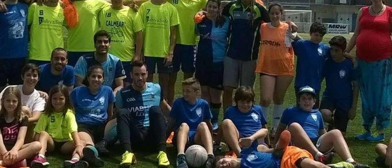 Asistentes a la jornada de exaltación del fútbol gaélico celebrada ayer en O Grove. // Muñiz