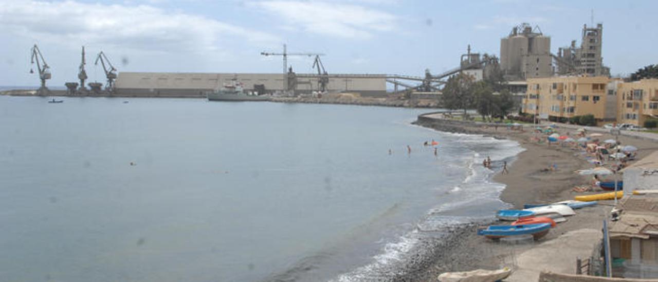 Bahía del Pajar, con la cementera al fondo, ubicada en la zona de Santa Águeda.