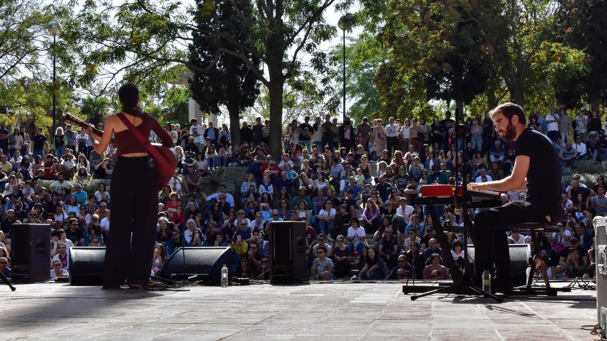 Ambos grupos lograron captar la atención del público asistente con sus letras repletas de significado.