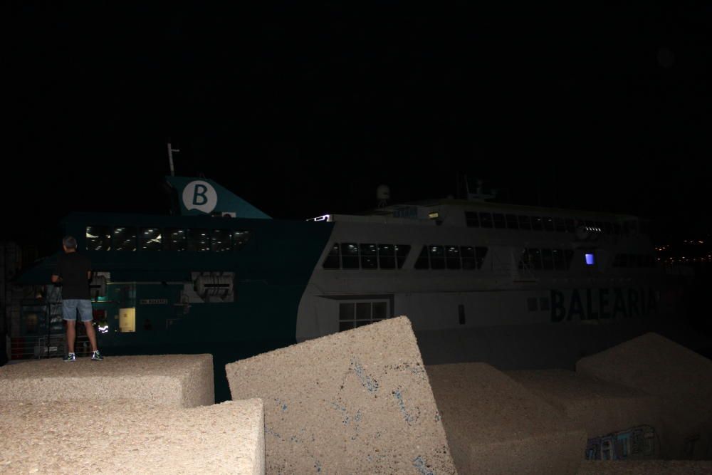 Un ferry con 400 pasajeros encalla en el puerto de Denia