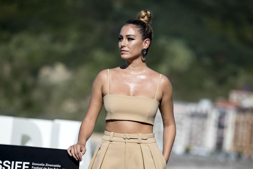 Blanca Suárez posa con un llamativo top corto en color camel a juego con un pantalón de pata de elefante en el Festival de Cine de San Sebastián