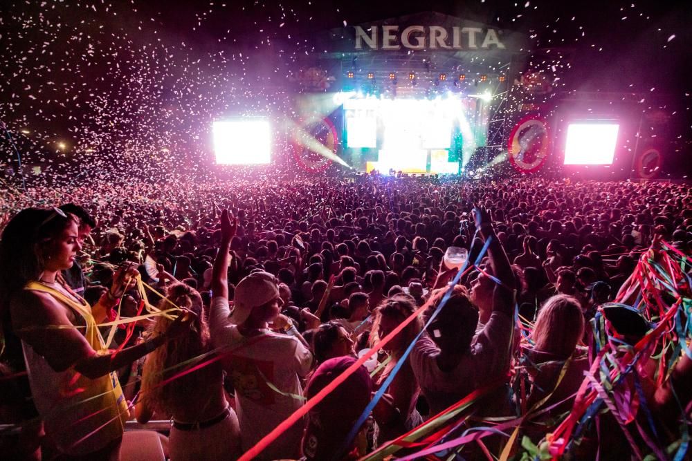 Miles de jóvenes asistieron al Reggeaton Beach Festival con Bad Bunny como cabeza de cartel