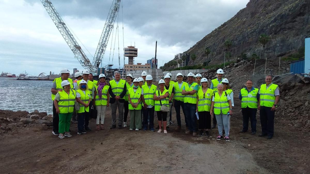 Visita de vecinos a las obras de la Zona de Charcos de Valleseco.