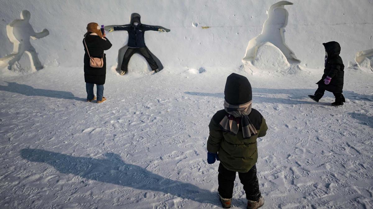 Esculturas y castillos de nieve en festivales de hielo de Moscú y  Heilongjiang, en el norte de China