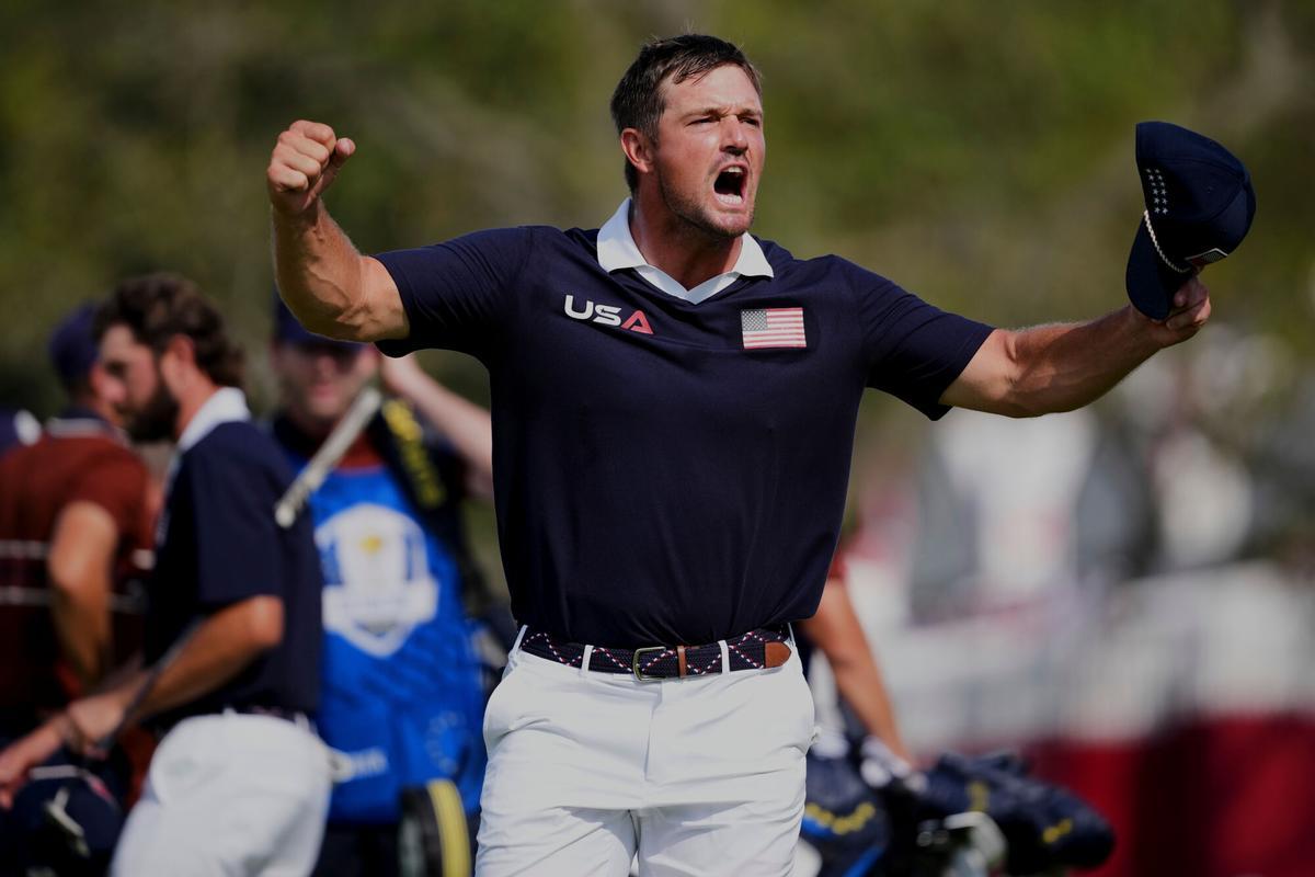 Bryson DeChambeau celebra el punto, aunque fue demasiado poco botín para los estadounidenses en la matinal del sábado