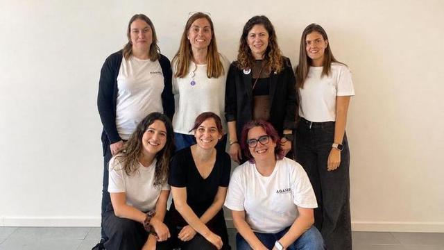 Parte del equipo de AGAMPI, con Paula Carreiro en el centro de la imagen.