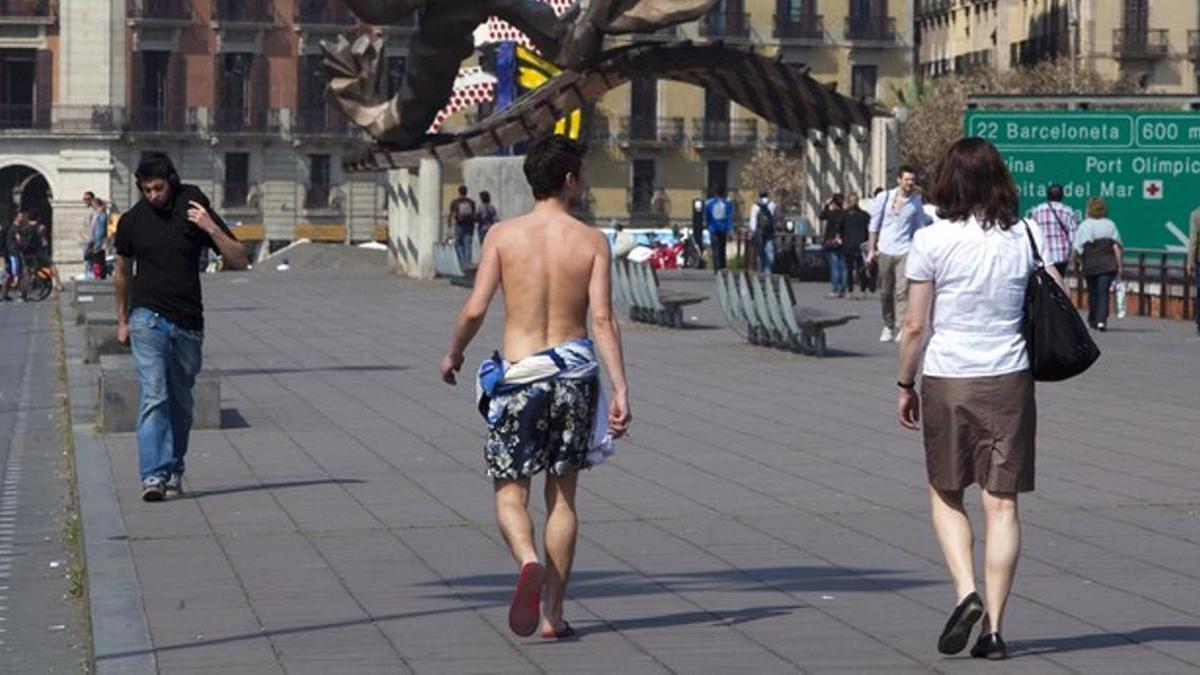MULTA CAMISETA | ¿Te pueden multar por ir sin camiseta por la calle?