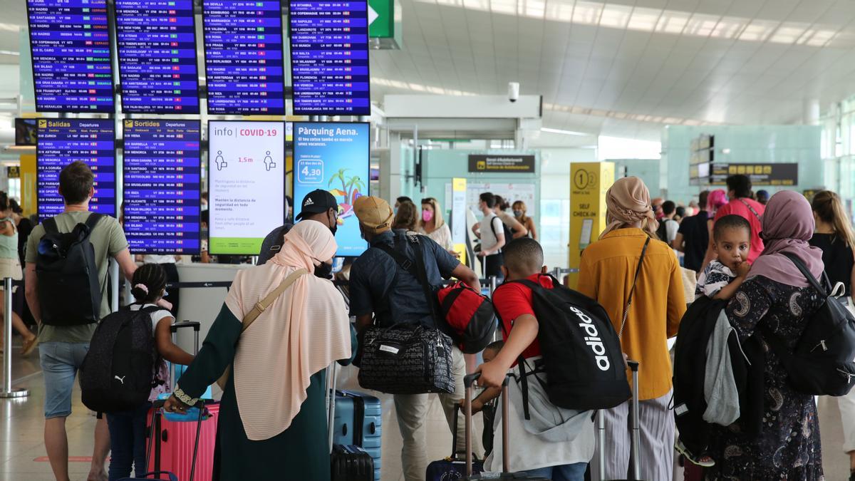 Pasajeros en el aeropuerto de El Prat, el 23 de julio de 2021