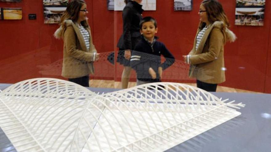 Un grupo de niños, ante una de las maquetas de las obras de Sánchez del Río.