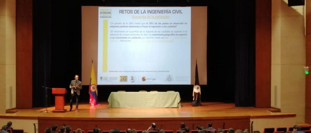 Luis Sañudo, en el estrado, durante una conferencia que impartió hace unos años en Colombia.