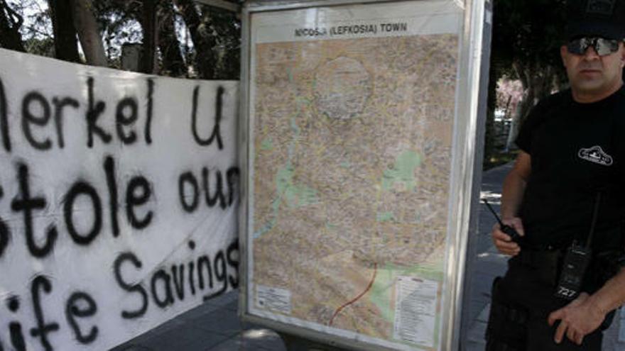 Pintada contra Merkel y la UE en Nicosia.