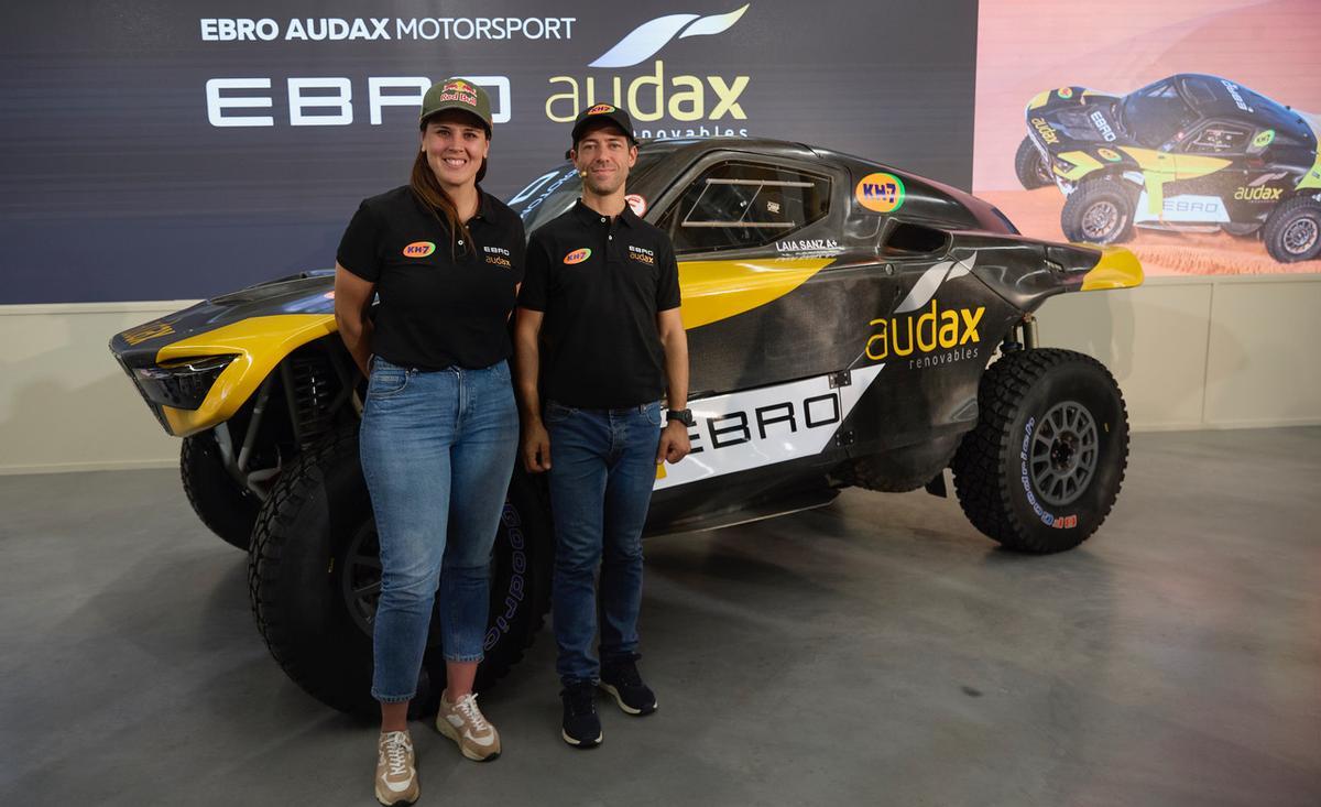 Laia Sanz y su copiloto Maurizio Gerini, con su nuevo Ebro 4x4 T1+ para el próximo Dakar
