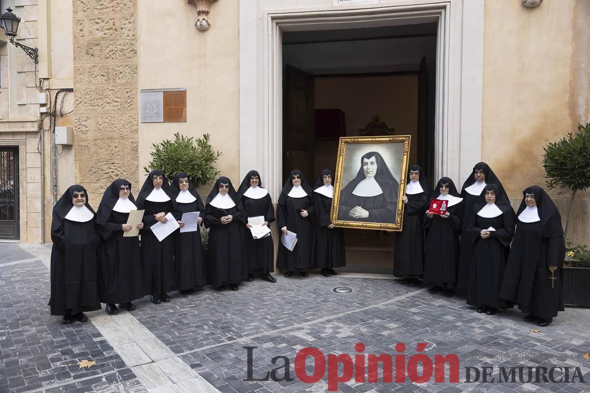 Así ha sido el traslado del cuatro y la reliquia de Santa Teresa de Jornet desde el Asilo hasta la Parroquia de la Concepción en Caravaca