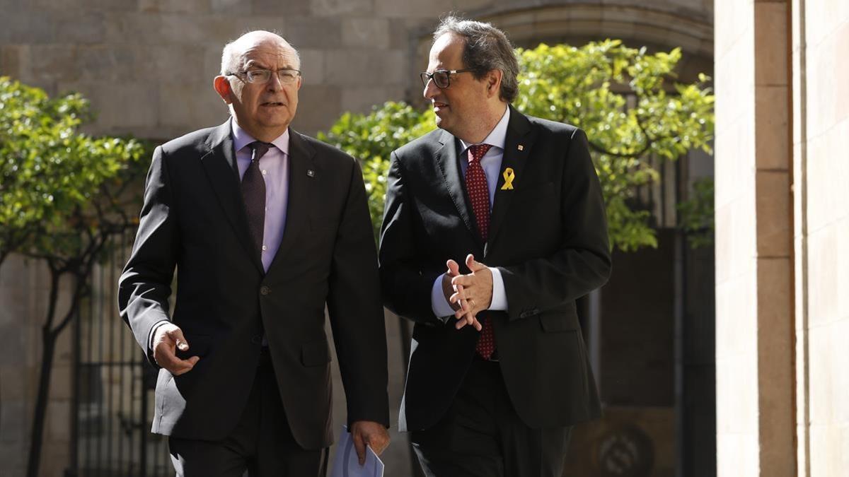 El 'president' Quim Torra y el director de la Oficina Antifrau de Catalunya, Miguel Ángel Gimeno, este miércoles en el Palau de la Generalitat.