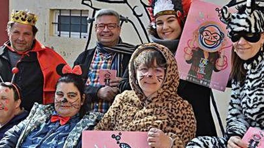 Membres de les entitats i del consistori que organitzen el Carnaval