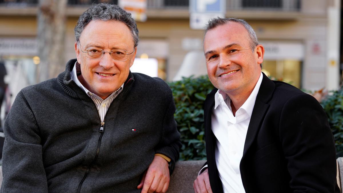 Luis Leante (izquierda) y Agustín Sánchez Aguilar, ganadores de los Premios Edebé 2023, ayer en Barcelona.