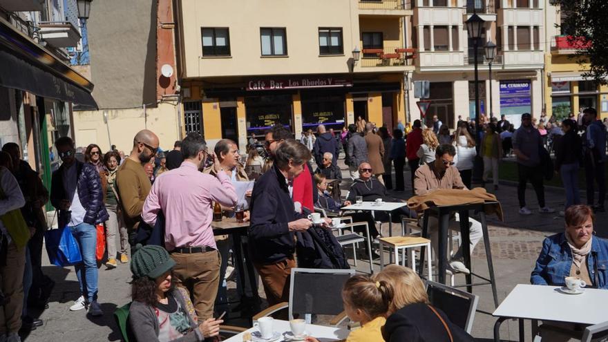 Una de las plazas del entorno de la Plaza Mayor, llena durante la mañana del Jueves Santo. |