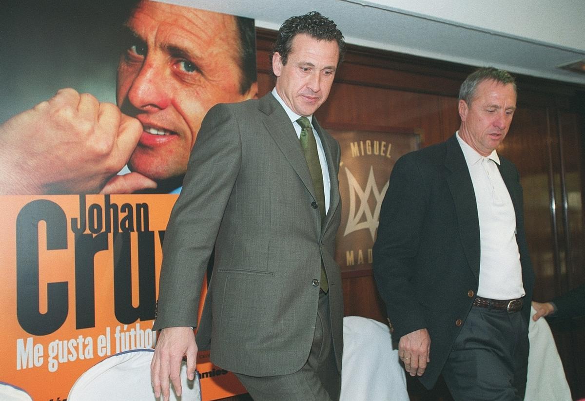 Valdano y Cruyff, en 2002 durante la presentación del libro 'Me gusta el fútbol'.