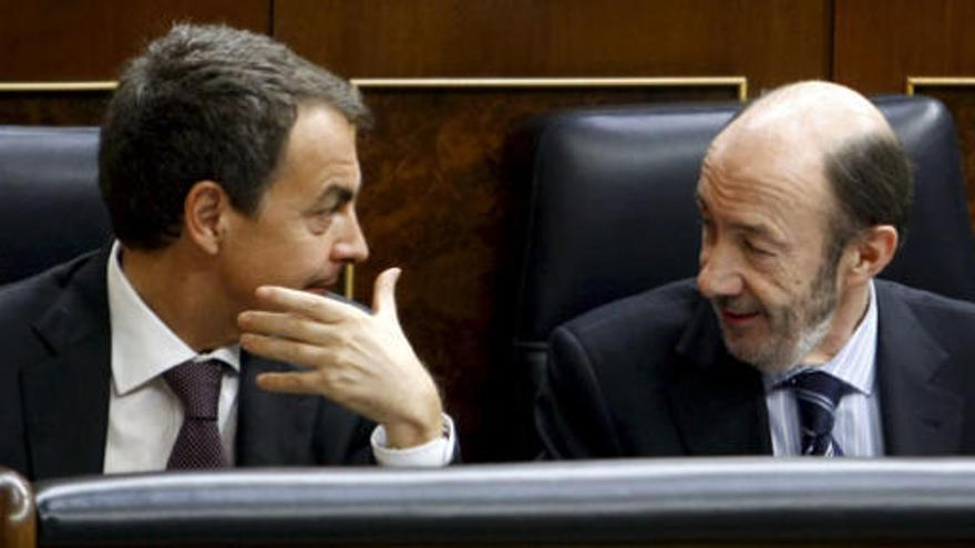 El presidente de Zapatero junto al ministro Rubalcaba.