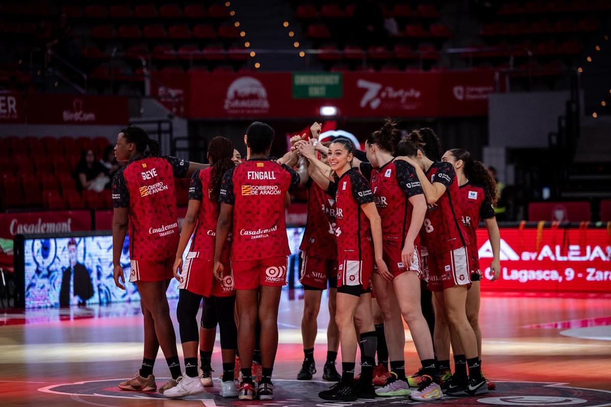 Las jugadoras del Casademont hacen piña antes del duelo ante el Araski