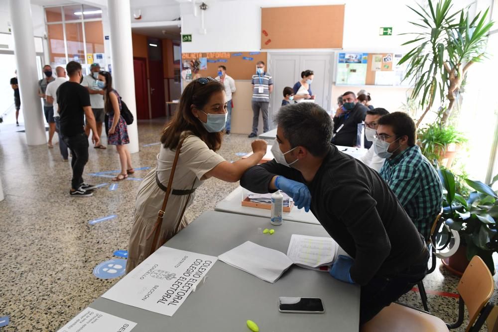 Colas en los colegios electorales de A Coruña