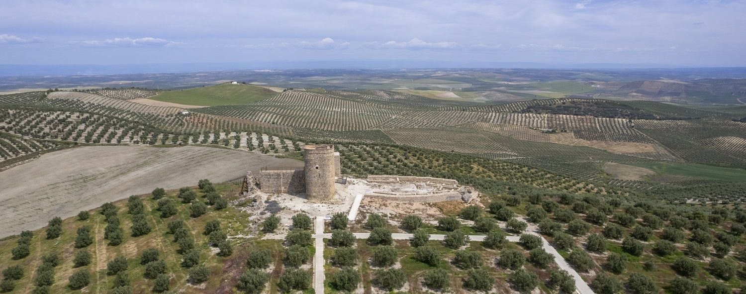 Castillo de Torreparedones, de época medieval, en lo más alto del cerro.