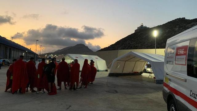 Personas en las carpas de Cruz Roja en Cartagena, en una foto de archivo.