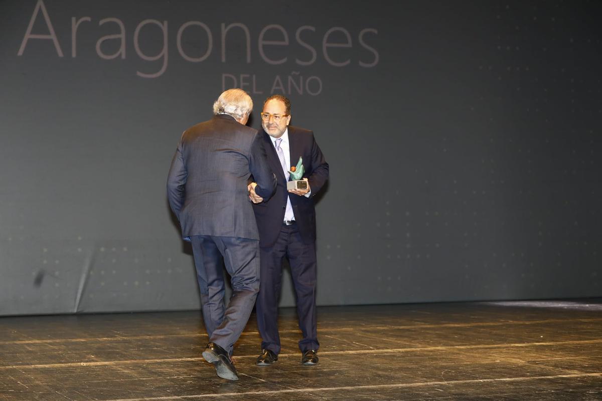 Chema Casas, director general de Telefónica Este entrega el premio a Manuel Gascón, decano de la Facultad de Veterinaria