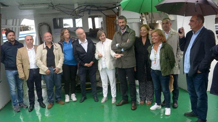 Numerosas personalidades políticas acudieron al acto de presentación en un bateeiro de Vilaxoán. // Noé Parga-