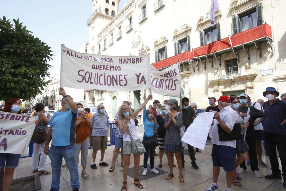 Vecinos de la Zona Norte piden la dimisión de la edil Julia Llopis.