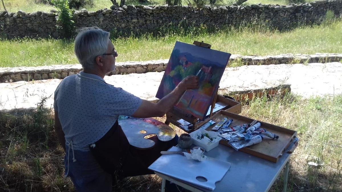 Un pintor participa en una actividad organizada hace un tiempo por la asociación.