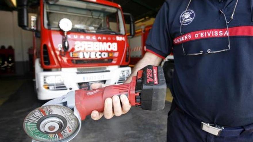 Un bombero muestra la radial con la que cortaron un aro de metal colocado en un pene.