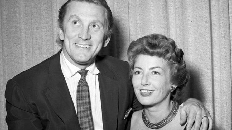 Imagen de 1954 de Kirk Douglas, con su esposa Anne Buydens. / EFE