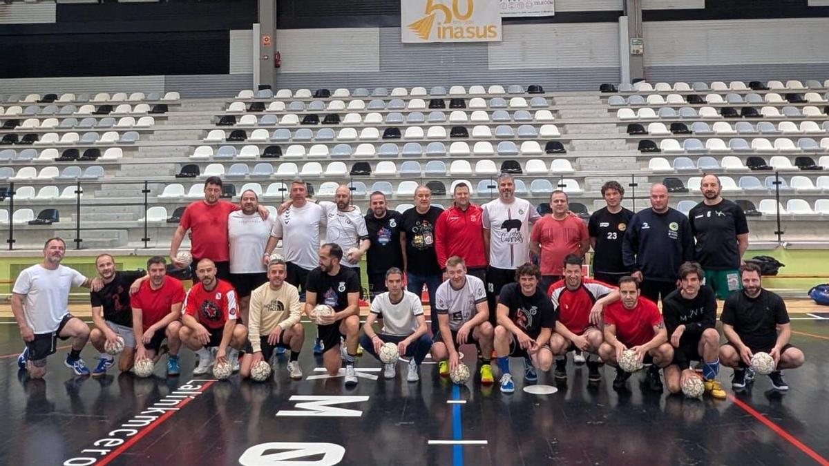 Equipo de veteranos del Balonmán Lalín, en el Arena.