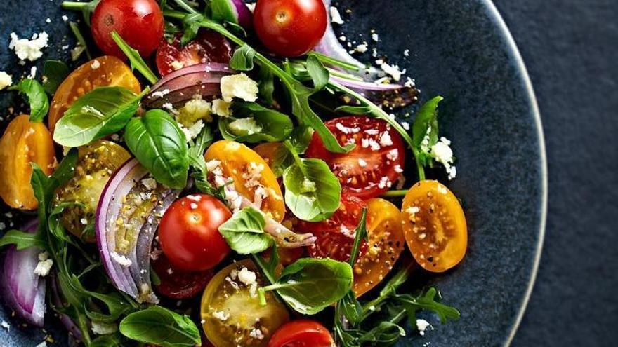 La verdad sobre las ensaladas en restaurantes de lujo: ni están prohibidas ni desaparecen por la noche
