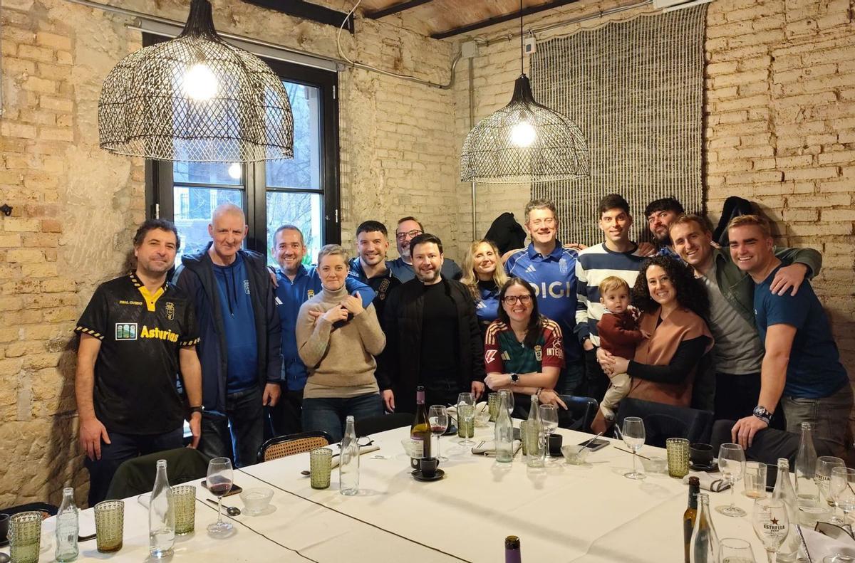 Miembros de la peña azul de Barcelona, durante su comida de Navidad.    | LNE