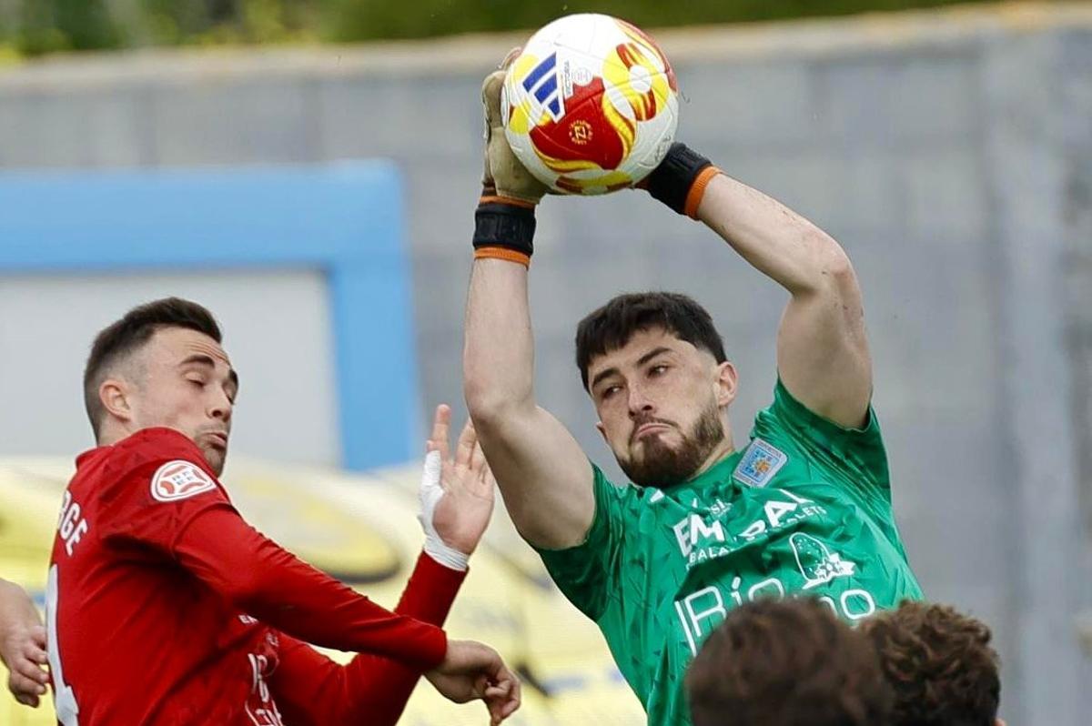 Amigo, portero del Tarazona, atrapa un balón en el partido ante el Ibiza.