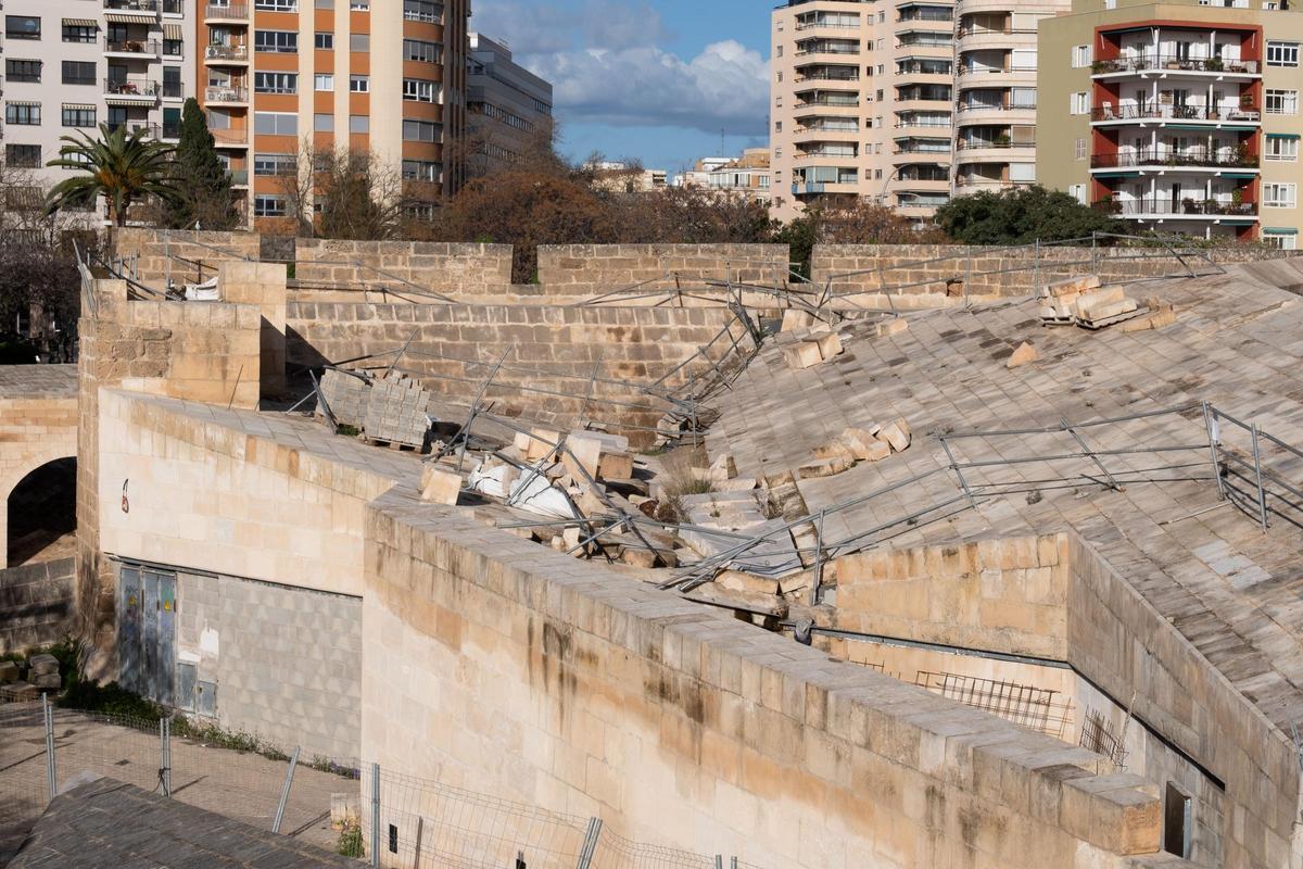 Restos de obra desplazados sobre la cubierta por los años de abandono