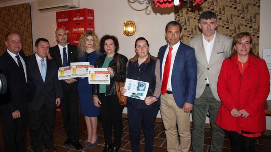 El alcalde Manuel Barón, a la izquierda, con los ganadores de la ruta gastronómica.