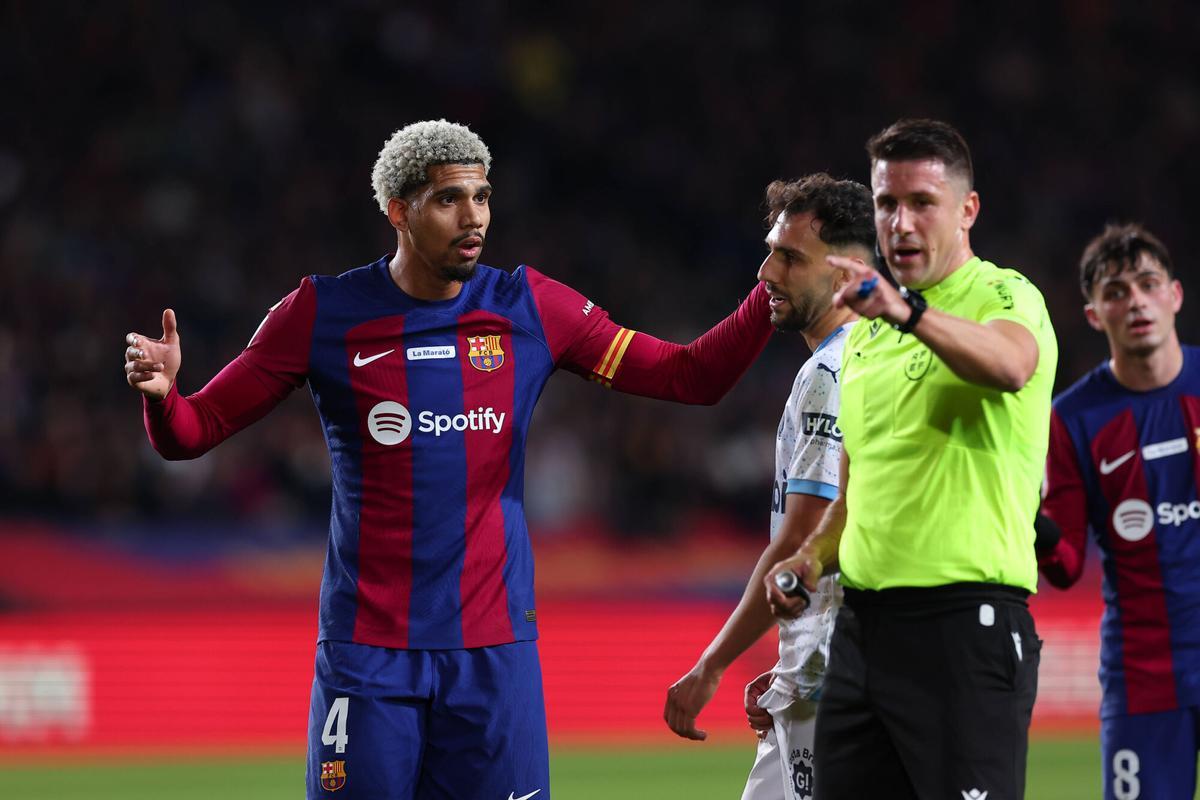 Díaz de Mera, junto a Ronald Araujo, en un partido del FC Barcelona